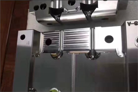 深圳藍(lán)牙耳機模具哪家好？博騰納出品耳機有分模線但你看不見！
