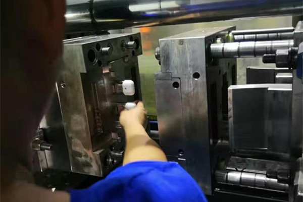 博騰納藍牙耳機模具加工_耳機外殼有分模線但你看不見！